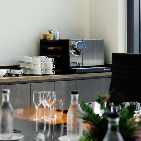 Pullman Brisbane Airport Hotel Luaran gambar A coffee machine in a meeting room