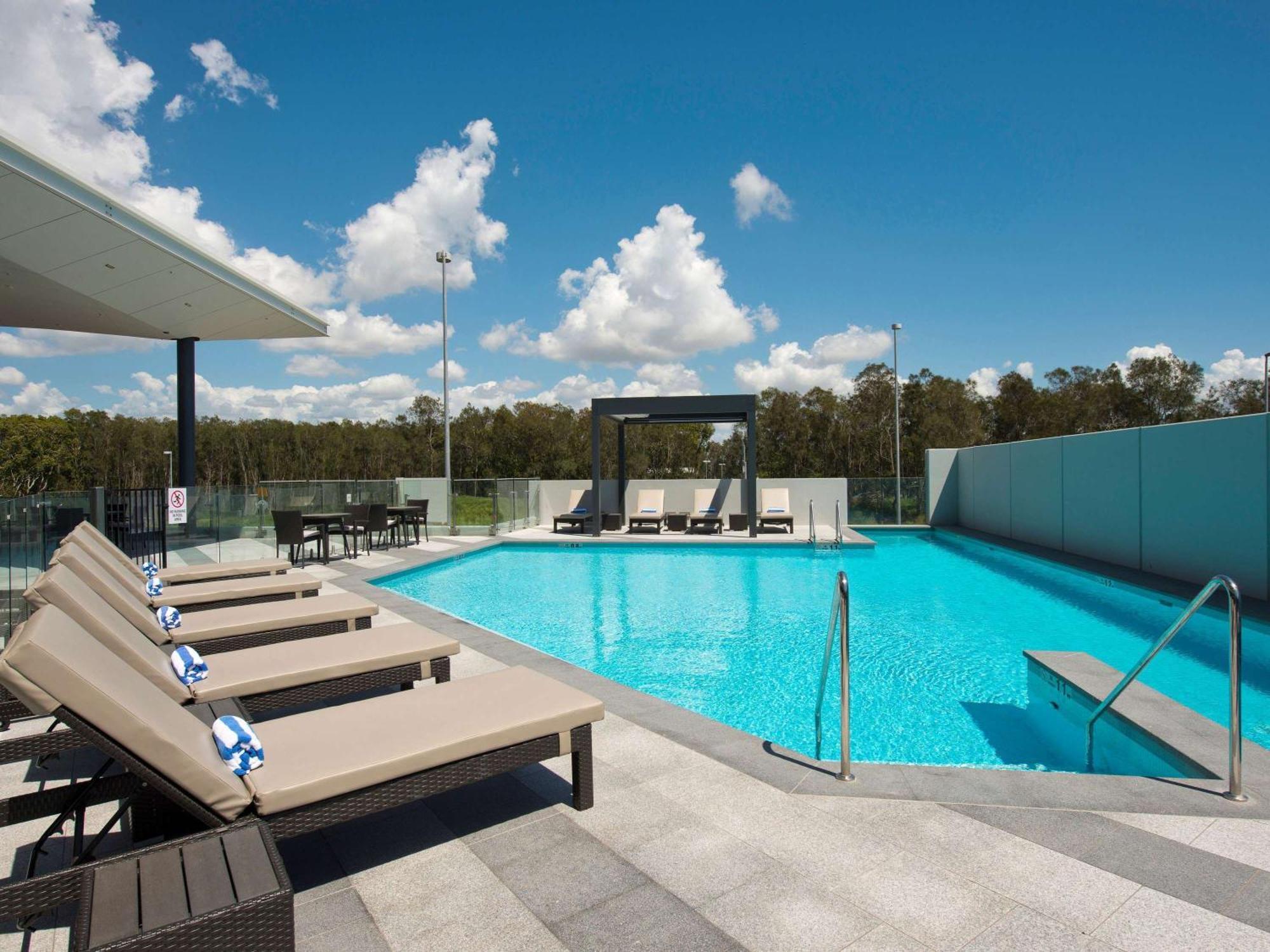 Pullman Brisbane Airport Hotel Luaran gambar The rooftop pool at the hotel