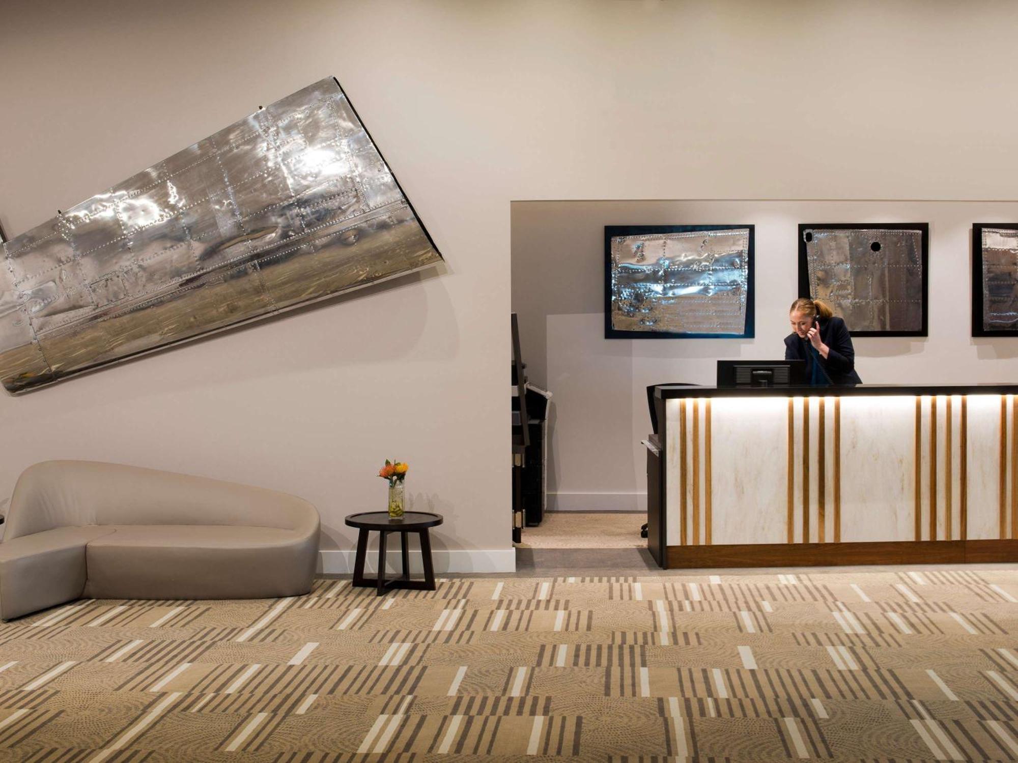 Pullman Brisbane Airport Hotel Luaran gambar The reception area at the hotel