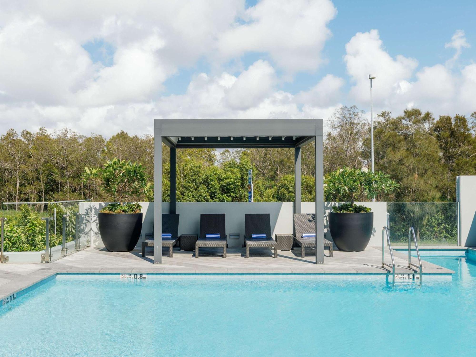 Pullman Brisbane Airport Hotel Luaran gambar The pool at the hotel