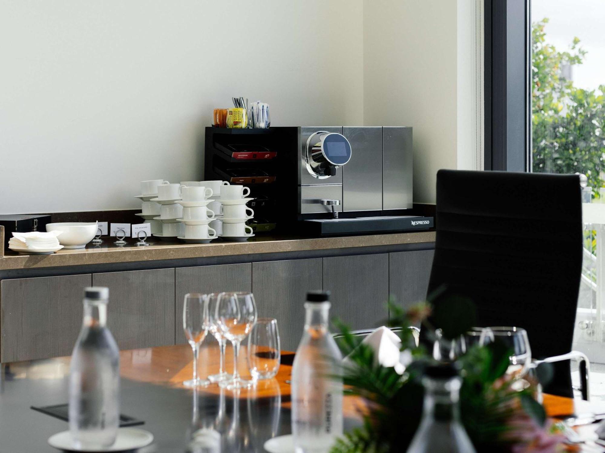 Pullman Brisbane Airport Hotel Luaran gambar A coffee machine in a meeting room