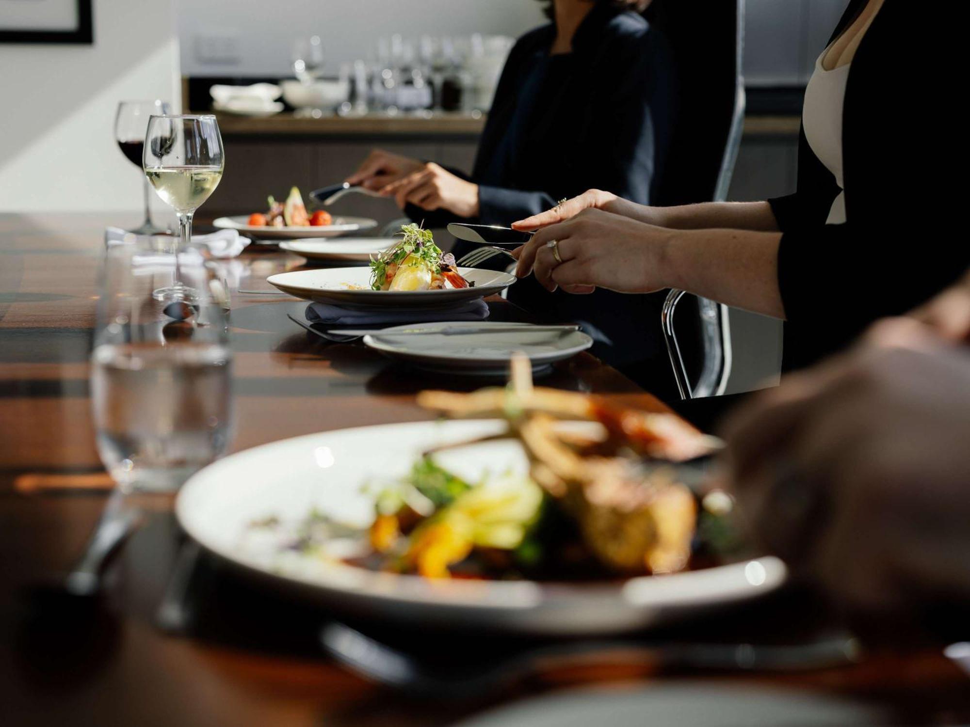 Pullman Brisbane Airport Hotel Luaran gambar A meal at a restaurant