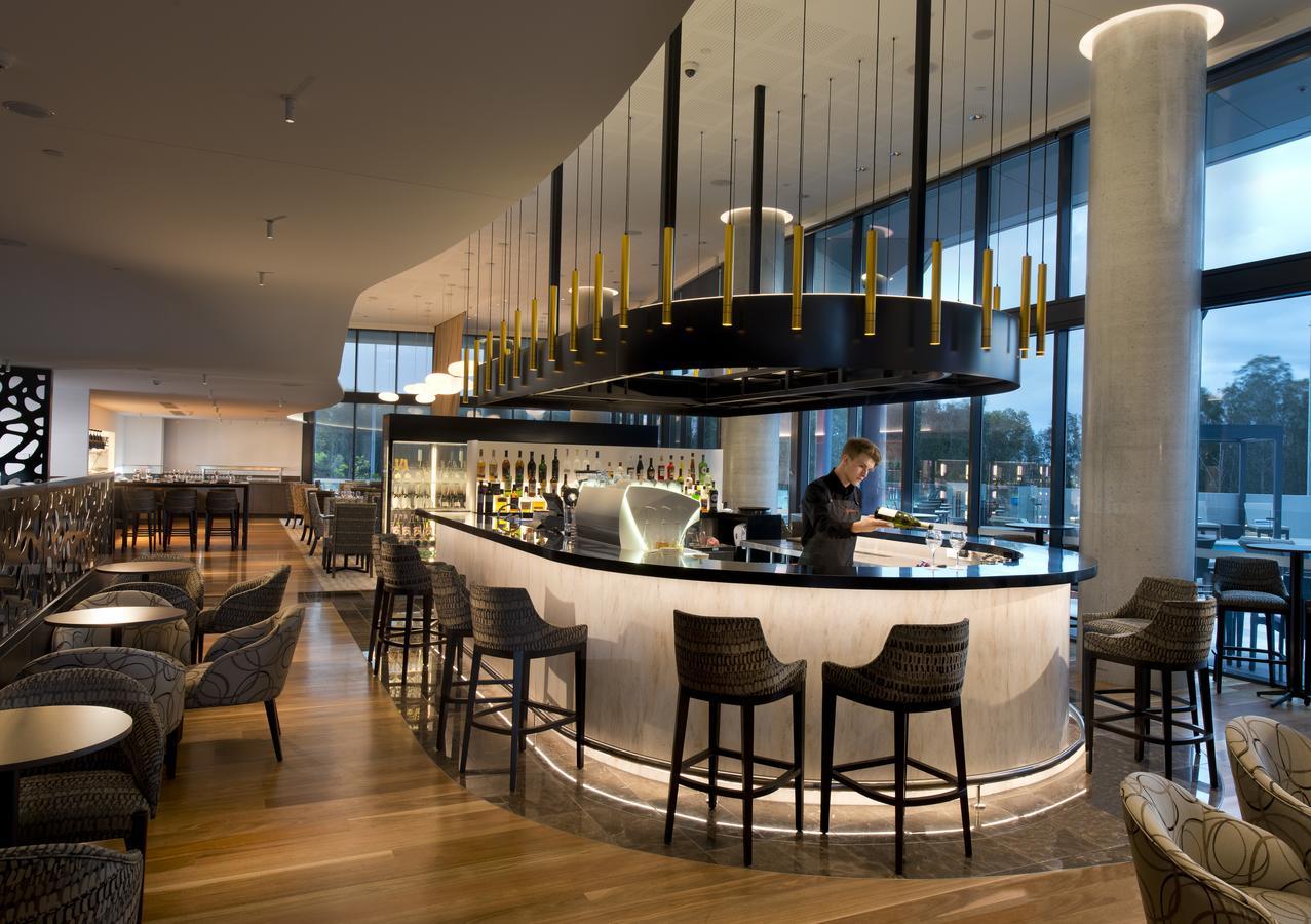 Pullman Brisbane Airport Hotel Luaran gambar The bar at the London Hilton on Park