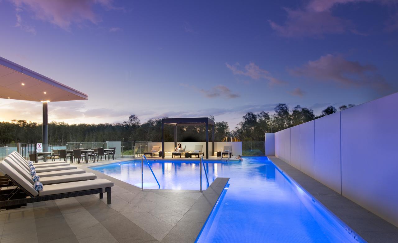 Pullman Brisbane Airport Hotel Luaran gambar The pool at the home of Australian cricket player Glenn McGrath