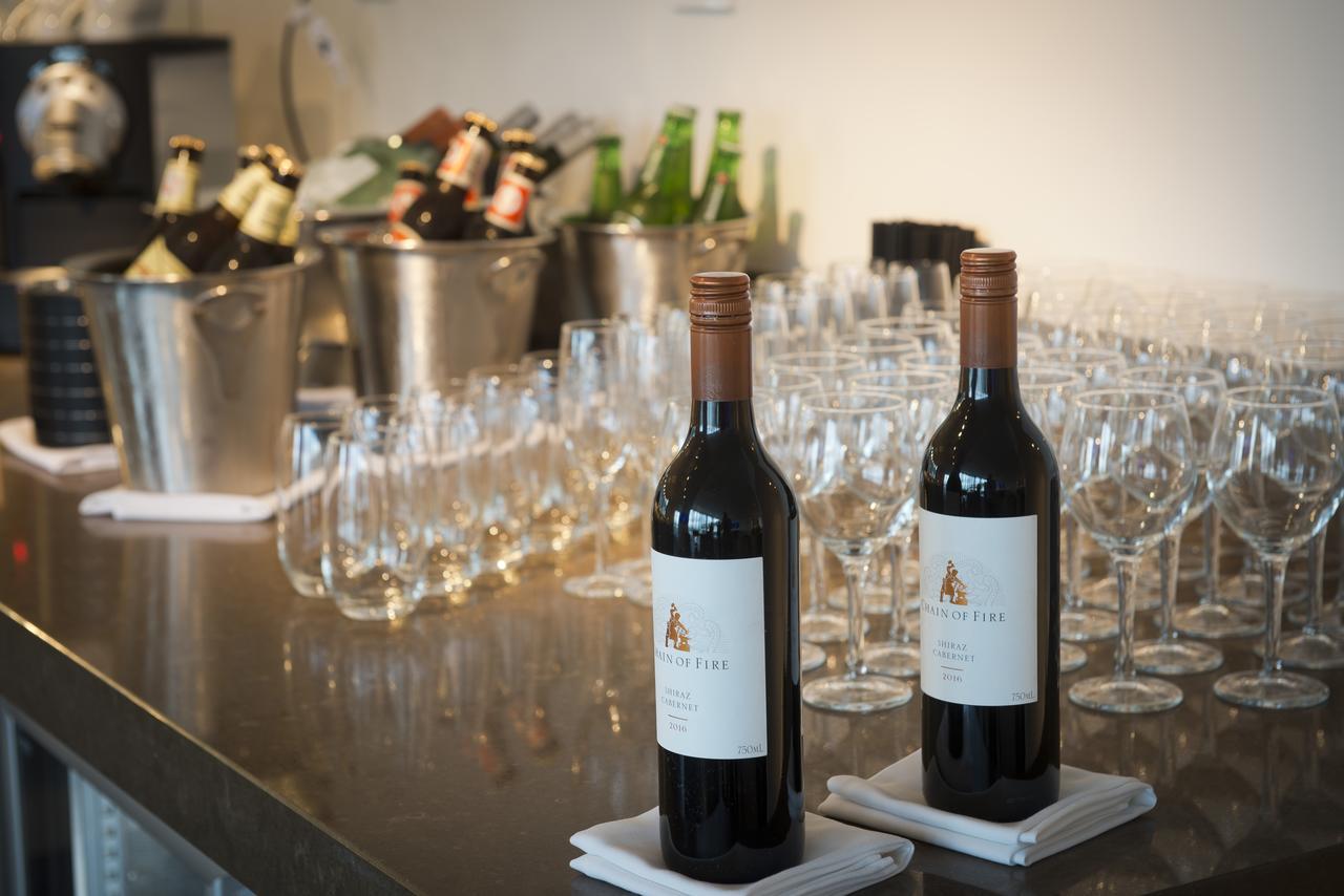 Pullman Brisbane Airport Hotel Luaran gambar Two bottles of wine