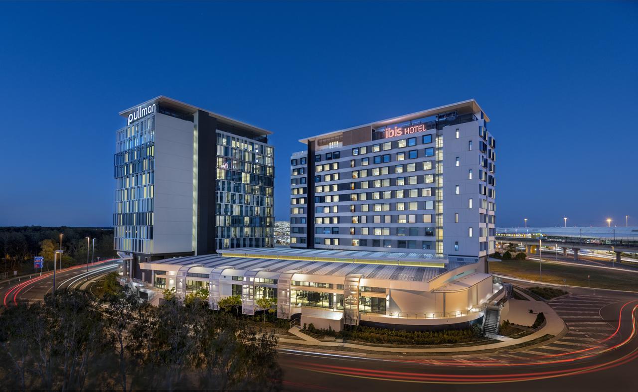 Pullman Brisbane Airport Hotel Luaran gambar The hotel at night