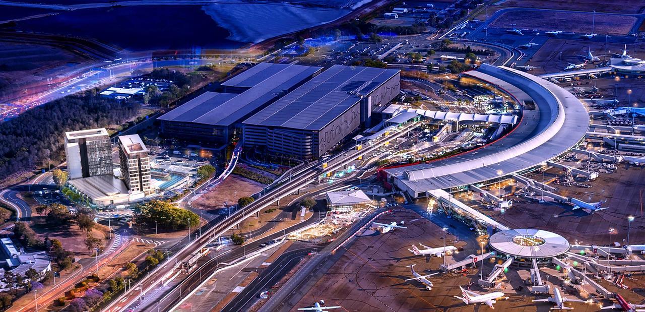 Pullman Brisbane Airport Hotel Luaran gambar Aerial view of the airport at night
