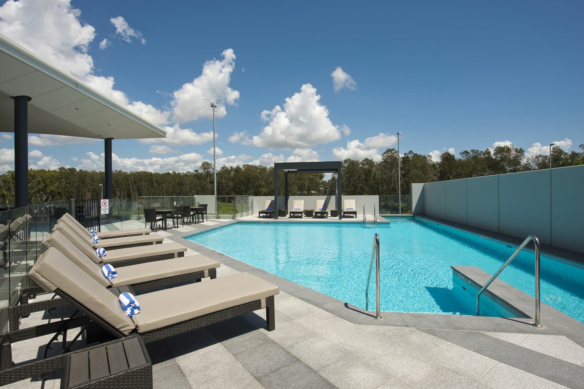 Pullman Brisbane Airport Hotel Luaran gambar The rooftop pool at the Emporium Hotel South Bank