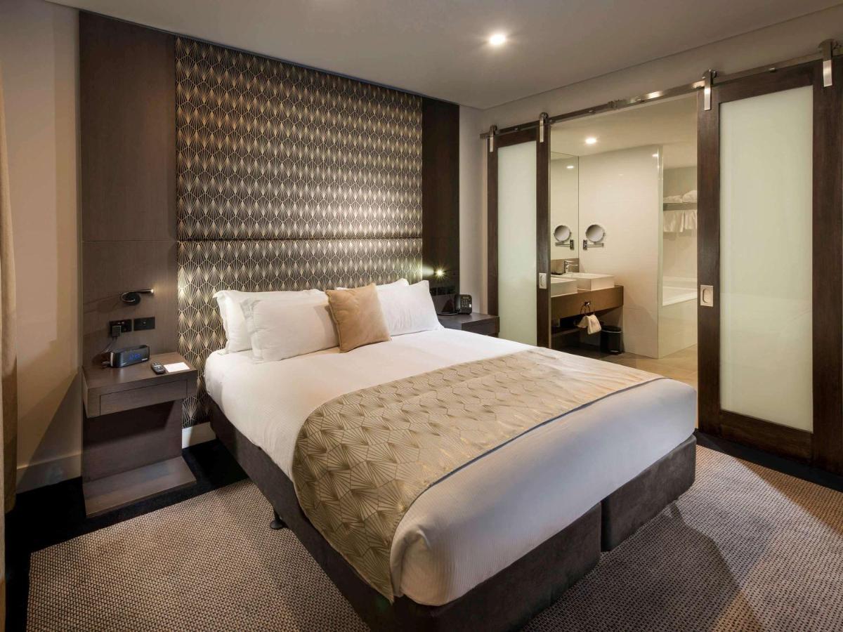 Pullman Brisbane Airport Hotel Luaran gambar A bedroom at the hotel